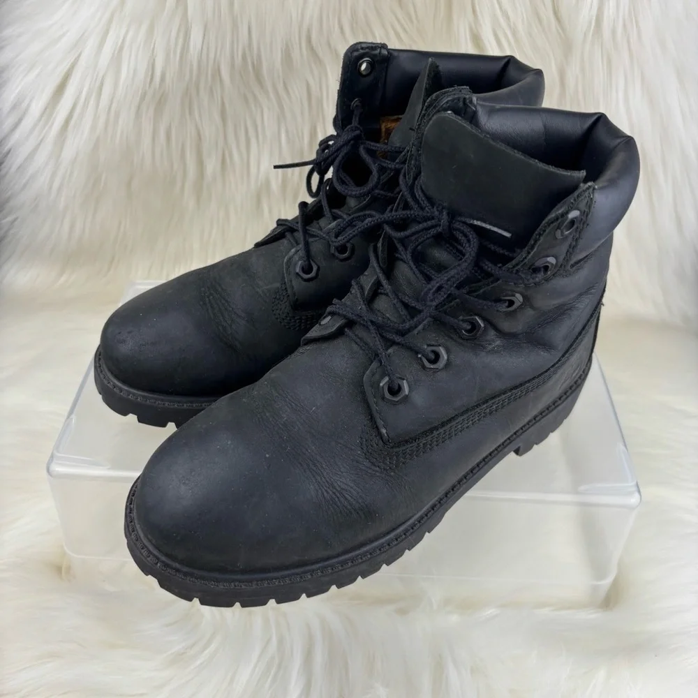 Timberland Black Boots with Padded Collar and Sturdy Sole Size 4 kids
